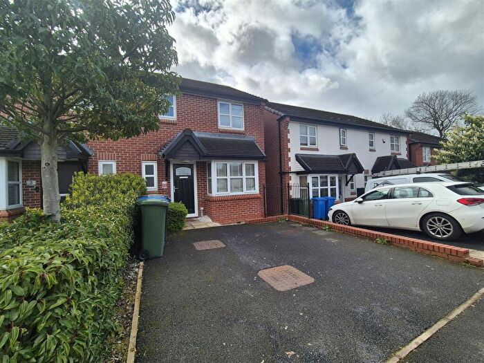 3 Bedroom Semi Detached House To Rent In Peak Forest Close, Hyde, SK14