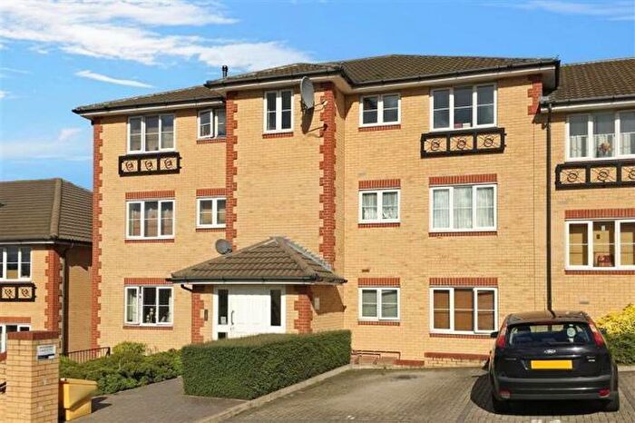 2 Bedroom Flat To Rent In Herent Drive, Ilford, IG5