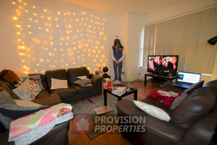 7 Bedroom Terraced House To Rent In Chestnut Avenue, Hyde Park, Leeds, LS6