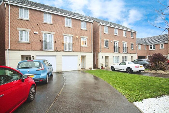 3 Bedroom Town House For Sale In Murray Way, Middleton, Leeds, LS10