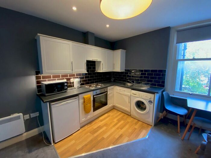 2 Bedroom Flat To Rent In Poole Road, Bournemouth, Dorset, BH4