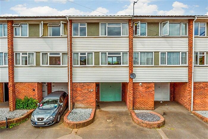 3 Bedroom Town House For Sale In Kingfisher Road, Birds Estate, Larkfield, Kent, ME20