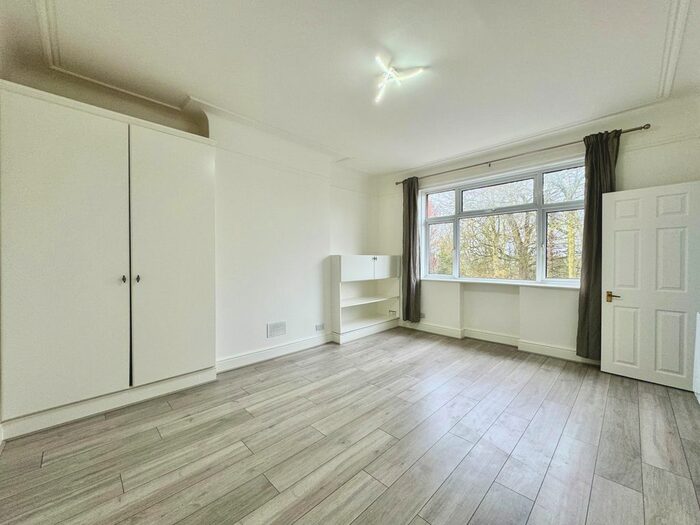 Studio To Rent In East End Road, London, N2