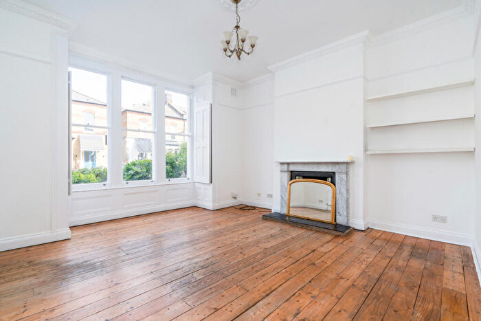 3 Bedroom Apartment To Rent In Finsbury Park Road, Finsbury Park, London, N4