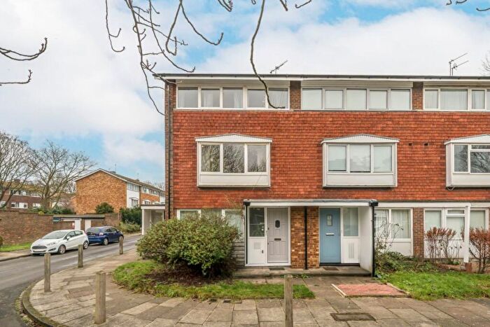 2 Bedroom Flat For Sale In Southbourne Gardens, London, SE12