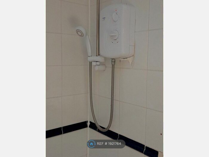 2 Bedroom Flat To Rent In Carlton Court, Upminster, RM14