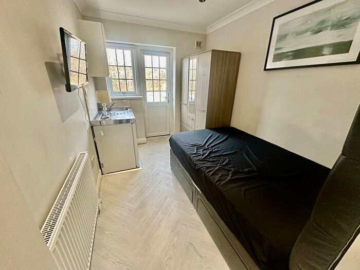 Studio To Rent In Woodford Green, IG8