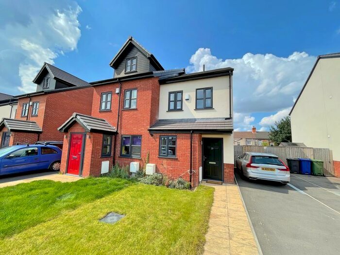 3 Bedroom Semi-Detached House For Sale In Cleefield Drive, Grimsby, DN32