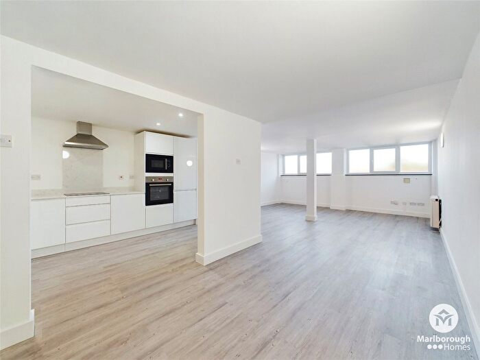 3 Bedroom Flat To Rent In Carnarvon Road, South Woodford, London, E18