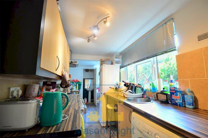 4 Bedroom Terraced House To Rent In / Academic Year Stunning Double Bedroom, Toilets Student House In Pershore Avenue, Selly Oak, Free Ultrafast, B29