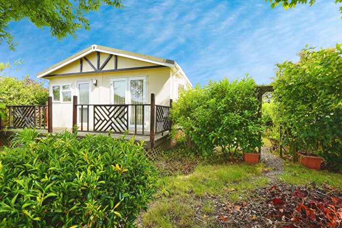 2 Bedroom Mobile/park Home For Sale In Shirkoak Park, Woodchurch, Ashford, TN26