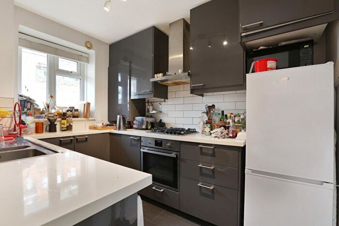2 Bedroom Flat For Sale In Crawford Road, London, SE5