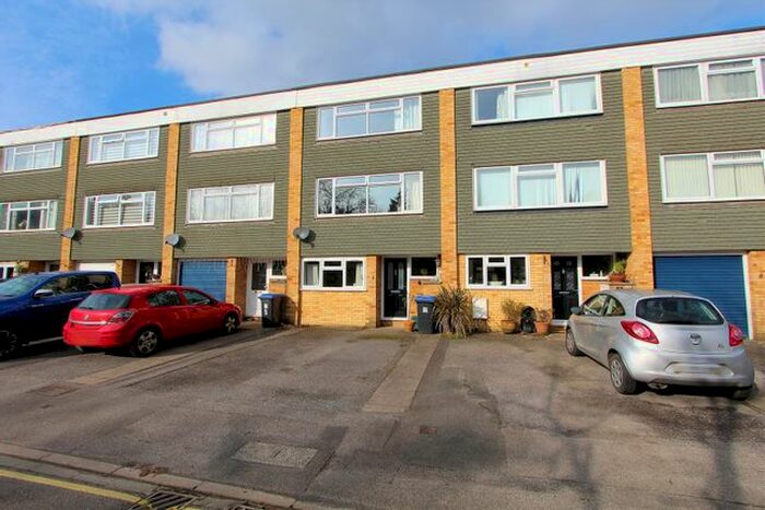 4 Bedroom Semi-Detached House To Rent In Knowle Gardens, West Byfleet, Surrey, KT14