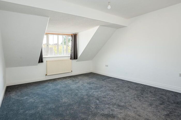 2 Bedroom Flat For Sale In Lower Station Road, Staple Hill, BS16