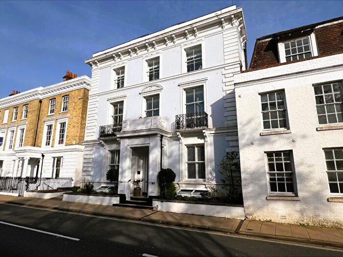 3 Bedroom Flat For Sale In Southgate Street, Winchester, Hampshire, SO23