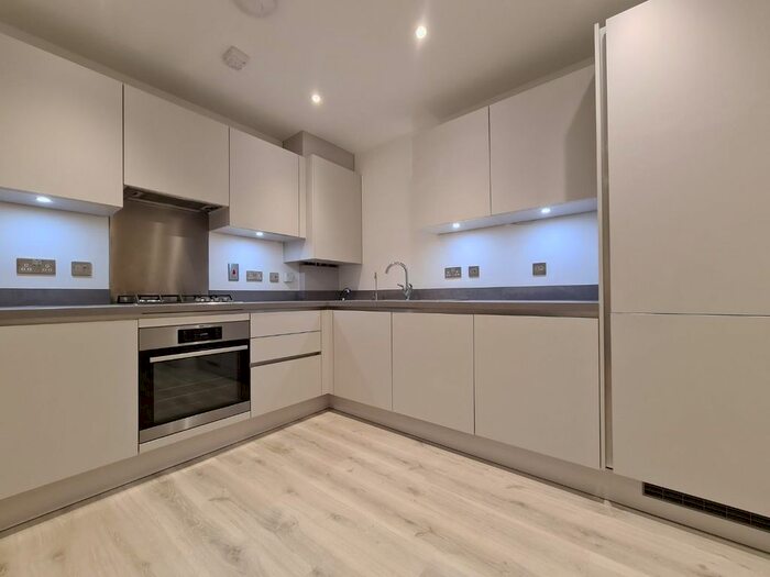 2 Bedroom Flat To Rent In Sarah Way, Farnborough GU14