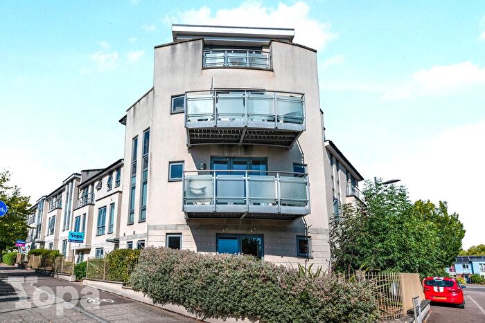 2 Bedroom Flat For Sale In Springhead Parkway, Gravesend, DA11