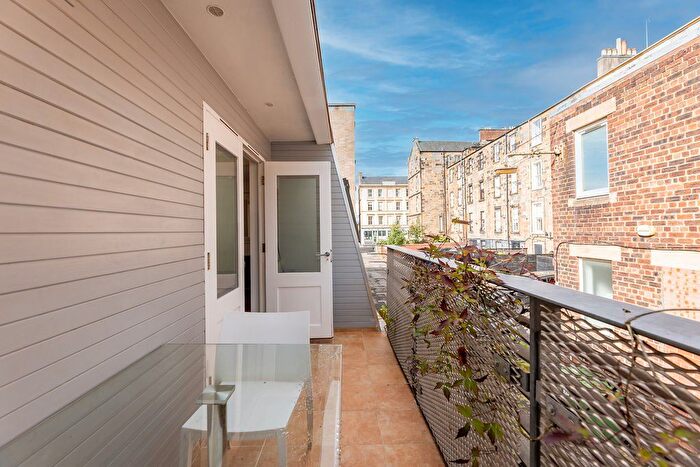 2 Bedroom Flat To Rent In Newton Terrace Lane, Glasgow, G3