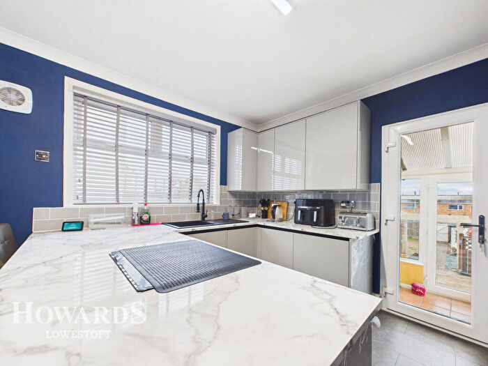 2 Bedroom Detached Bungalow For Sale In Oulton Road, Lowestoft, NR32