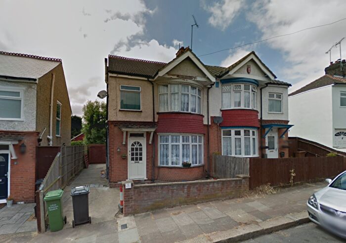 3 Bedroom Semi Detached House To Rent In Talbot Road, Luton, Bedfordshire, LU2