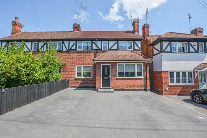 4 Bedroom Semi-Detached House For Sale In Ingrave Road, Brentwood, CM13