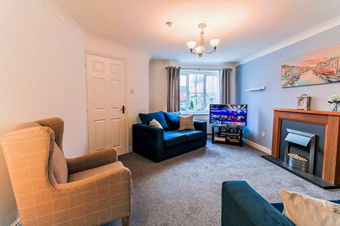 3 Bedroom Flat To Rent In Grange Park, NN4