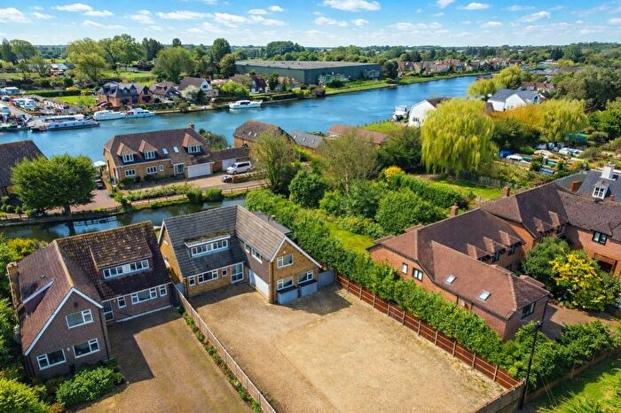 4 Bedroom Detached House For Sale In Hythe End Road, Wraysbury, Staines-Upon-Thames, Berkshire, TW19