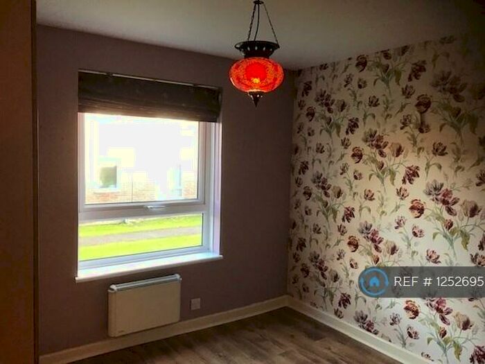 2 Bedroom Flat To Rent In Southwood Close, Worcester Park, KT4