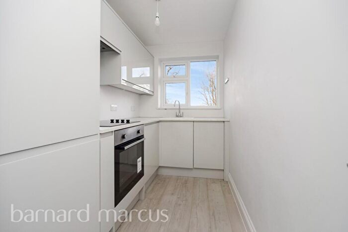 2 Bedroom Flat To Rent In Lovelace Road, Surbiton, KT6