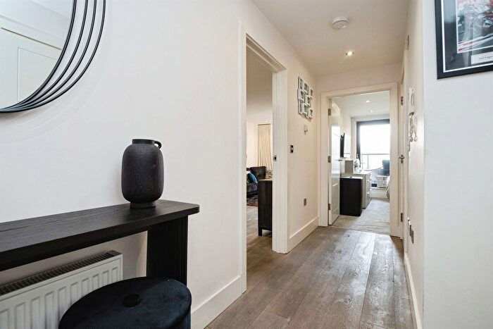 1 Bedroom Flat For Sale In Lyons Crescent, Tonbridge, TN9