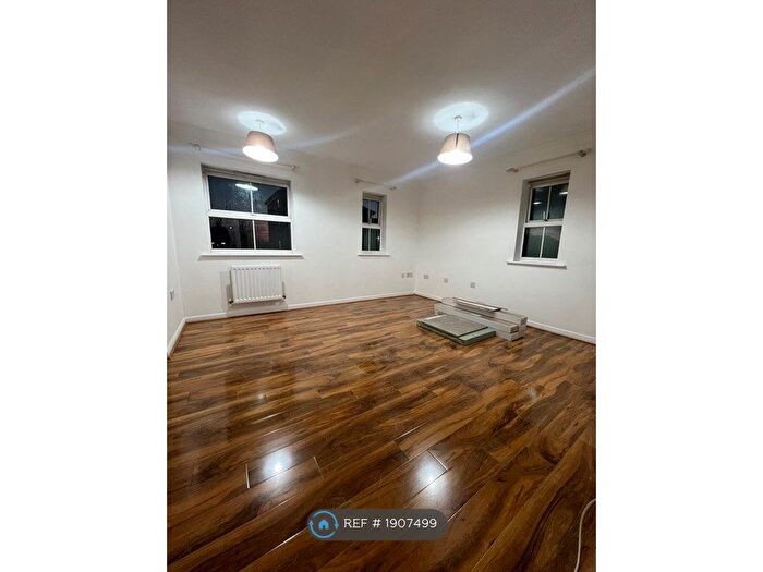 2 Bedroom Flat To Rent In Crispin Way, Uxbridge, UB8