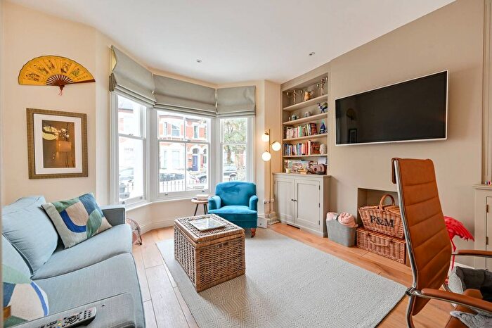 1 Bedroom Flat To Rent In Lakeside Road, Shepherd's Bush, London, W14