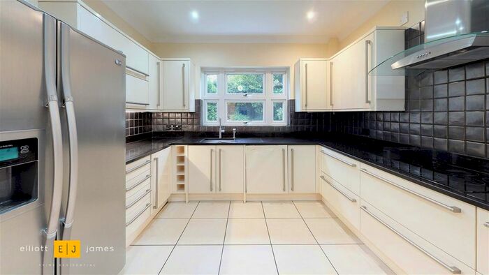 4 Bedroom Detached House For Sale In Alderton Hill, Loughton, IG10
