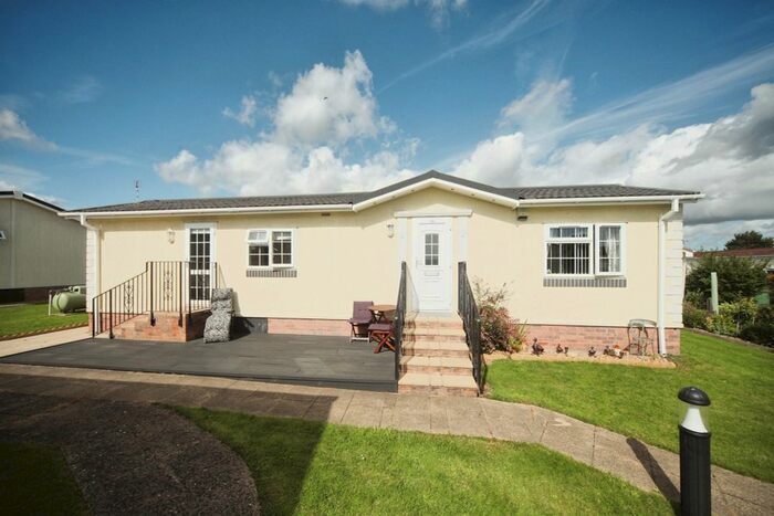 2 Bedroom Mobile/park Home For Sale In Ivy House Park, Henlade, Taunton, TA3