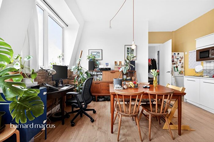 2 Bedroom Apartment For Sale In Peckham Grove, London, SE15