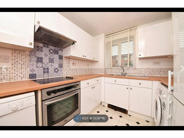 2 Bedroom Flat To Rent In Blackdown Close, East Finchley, N2