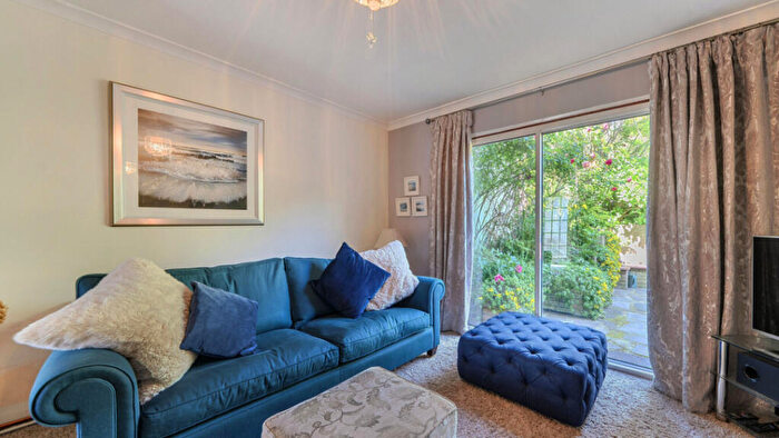 3 Bedroom Semi-Detached House For Sale In Broadoak Road, Erith, DA8