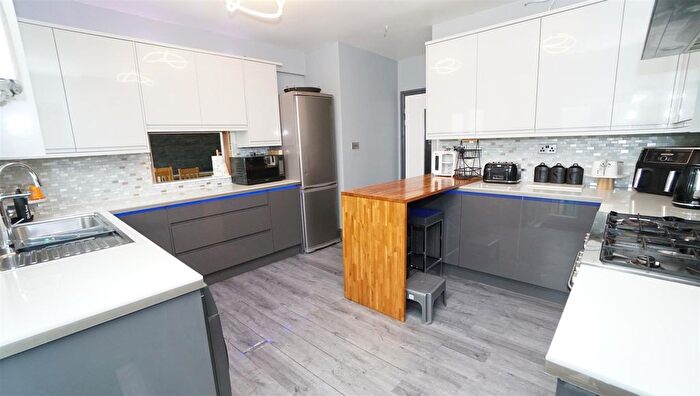 5 Bedroom Semi-Detached House For Sale In Fourth Avenue, Killinghall, Bradford, BD3