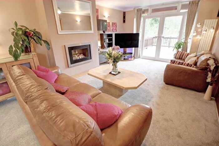 4 Bedroom Semi Detached House For Sale In Block Lane, Chadderton, Oldham, OL9