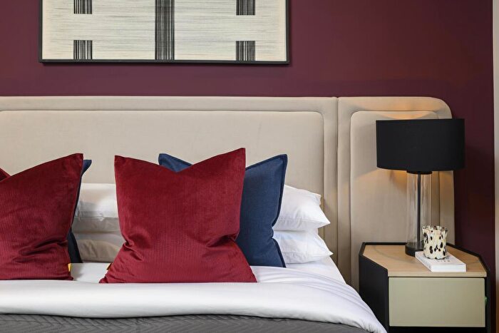 2 Bedroom Apartment For Sale In Heron Wharf, Leven Road, London, E14