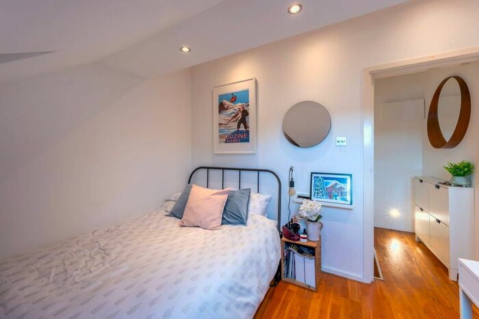 2 Bedroom Flat For Sale In Mitcham Lane, Furzedown, London, SW16