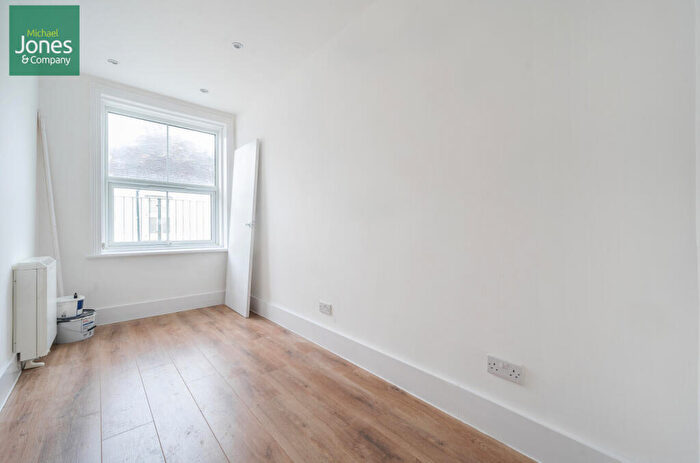 2 Bedroom Flat To Rent In Claydon Court, Marine Parade, Worthing, West Sussex, BN11