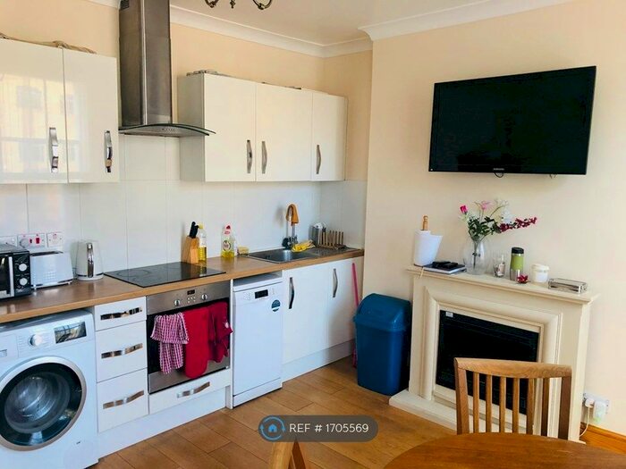 3 Bedroom Maisonette To Rent In Caledonian Road, London, N1