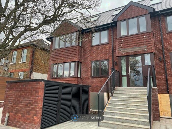 3 Bedroom Flat To Rent In Poet Mansion, London, NW7