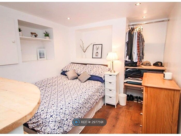 1 Bedroom Flat To Rent In Exmouth Place, Bradford, BD3