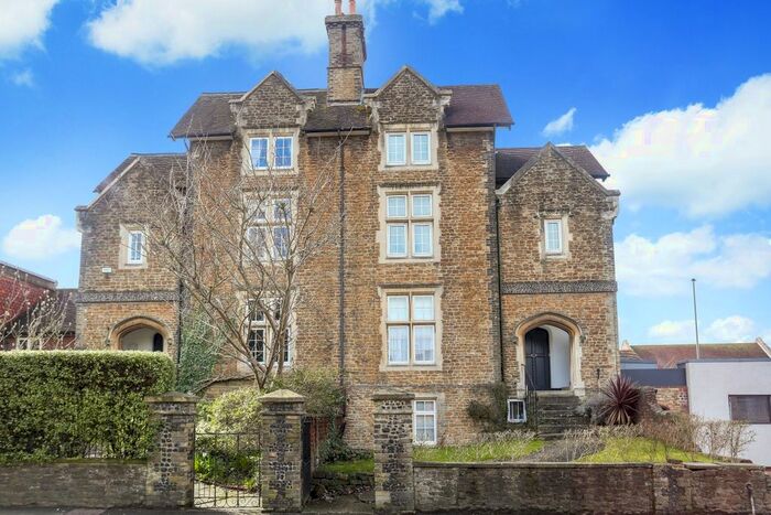 3 Bedroom Flat To Rent In Brighton Road, Godalming, GU7