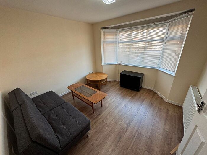 5 Bedroom Semi-Detached House To Rent In Whitby Road, Slough, SL1