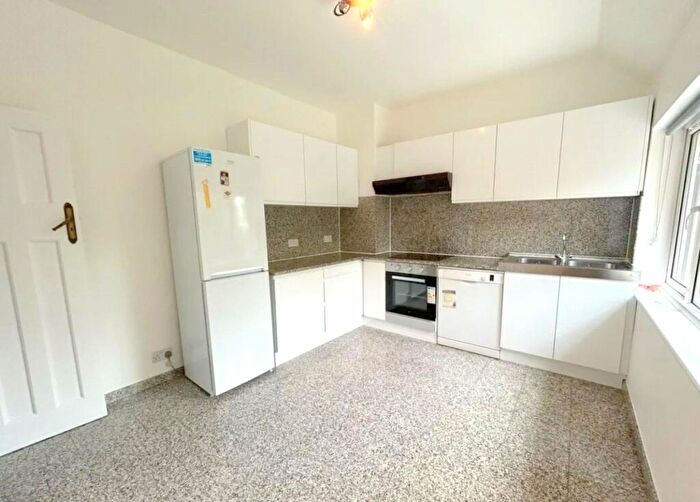 2 Bedroom Flat To Rent In West Heath Drive Golders Hill, NW11