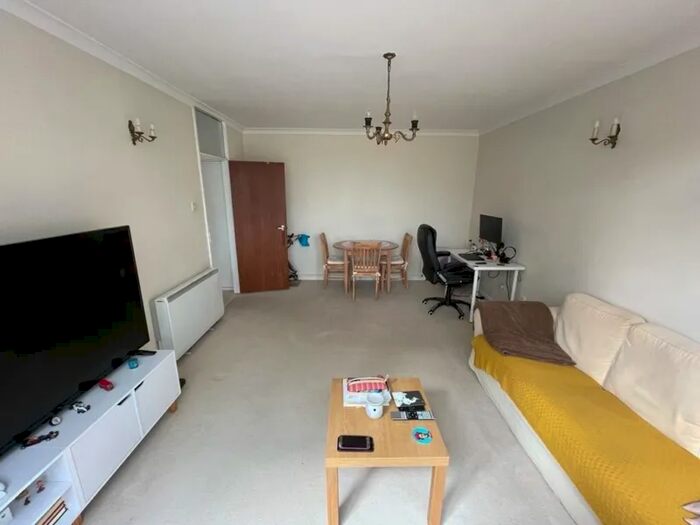 1 Bedroom Flat To Rent In Burton Lodge, Putney, SW15