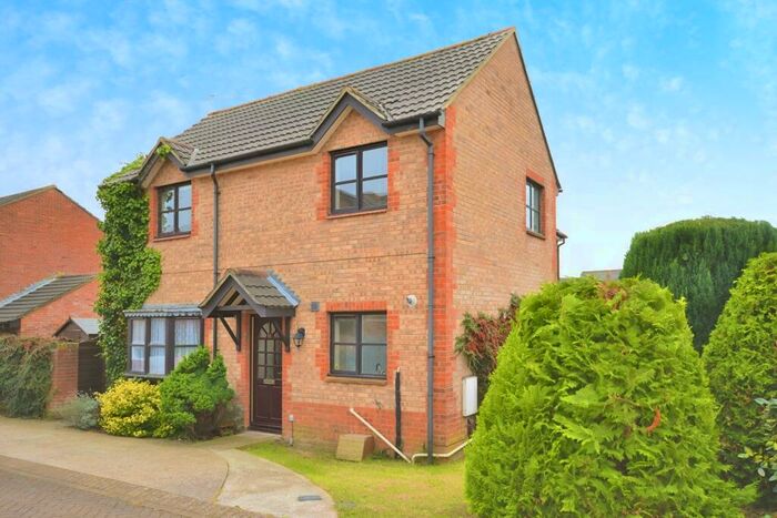 3 Bedroom Semi-Detached House To Rent In Linnet Close, Newport, PO30